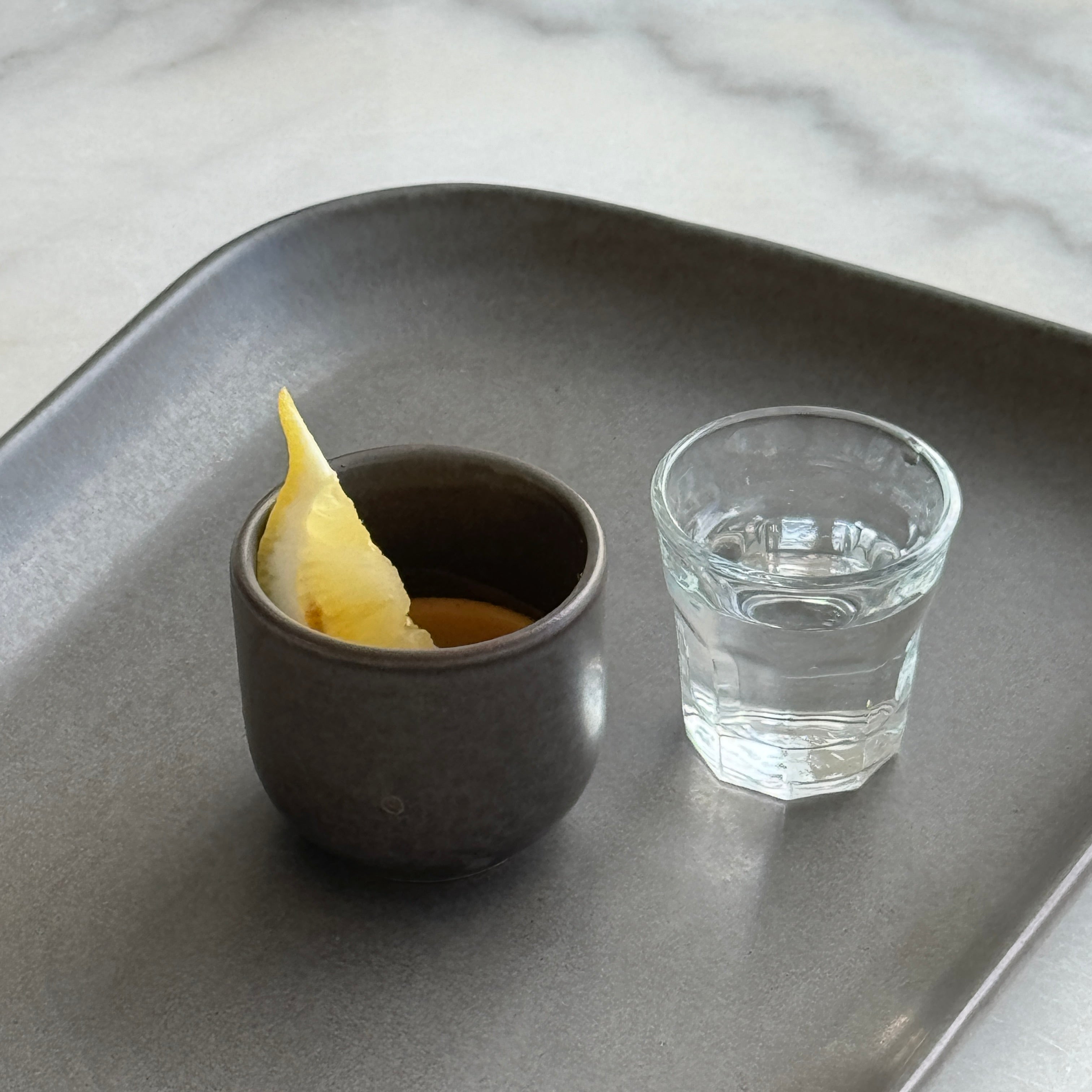 Espresso Romano geserveerd op een Plate